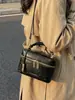 Bolsa Pequena Retrô de Luxo Leve Transfronteiriça para Mulheres, Nova Bolsa de Mão de Alta Qualidade com Padrão de Pedra, Bolsa de Ombro e Transversal para o Dia a Dia