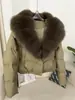 26 Nuevas Chaquetas de Plumas Cortas de Moda para Mujer Estilo Invierno para Figuras Pequeñas con Elegante Cuello Oversize de Piel de Zorro Real