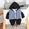 Chaqueta de Primavera y Otoño para Niños 2024 Nuevo Estilo Coreano Conjunto Casual de Tres Piezas con Capucha y Cremallera Chaqueta Fresca y Moderna para Niños Pequeños