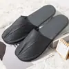 Pantuflas desechables hotel hotel casa de huéspedes hotel antideslizantes no tejidas máquina para fabricantes ultrasónicos al por mayor personalizado