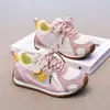 Zapatillas Deportivas Infantiles 2026 Nuevas Llegadas de Primavera Zapatos para Niñas Venta Caliente Zapatillas de Plataforma Ligeras Zapatos de Entrenamiento Alemanes para Niños Zapatillas de Running de Malla