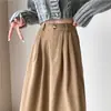 Foto real de saia midi de veludo cotelê, novo modelo outono e inverno 2026, saia evasê de cintura alta para mulheres baixinhas