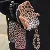 Nuevo brazalete de cuentas con estampado de leopardo, adecuado para fundas de teléfono Apple 18 Pro Max, diseño elegante y de alta gama para mujeres, también disponible para modelos 17/16