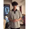 Camisa Polo Falsa Duas Peças Estilo Americano, Camiseta de Gola Polo Masculina de Manga Curta para o Verão Estilo College, Cleanfit Pesada de Meia Manga