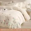 Juego de cuatro piezas de terciopelo cálido de leche Clase A para otoño e invierno, terciopelo de coral engrosado, hermosa funda de edredón bordada, sábana, juego de cama de tres piezas
