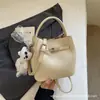 Bolso de Mano Pequeño para Mujer 2026 Nuevo Estilo Verano Bolso de Hombro de Gama Alta de Nicho para el Trabajo y los Viajes Diarios Bolso Cruzado Tipo Cubo