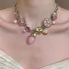 Collar Multicolor Flor de Fresa Rosa para Mujer 2026 Nuevo Diseño de Moda Verano Chica Popular Cadena para Clavícula Otoño e Invierno Uso en Capas