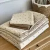 Juego de Verano de Cuatro Piezas con Colcha de Gasa de Doble Capa de Algodón Puro, Amigable con la Piel y Cómoda, de Grado Materno e Infantil, con Cordón Integrado, Núcleo de Colcha Lavable a Máquina