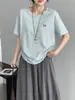 Luego, la versátil camiseta simple bordada de estilo coreano para mujer es de corte holgado, cuello redondo, manga corta y adecuada para el uso casual diario en verano, modelo G8906