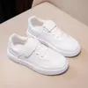 Sapatos brancos infantis para meninos e meninas sapatos de lona primavera e outono novos sapatos de performance para bebês versáteis sola macia sapatos esportivos para crianças médias e grandes