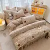 Cobertor de Cama de Veludo Leite Espesso Classe A Conjunto de Quatro Peças Inverno Forrado com Lã Lençóis de Cama Capa de Edredom Conjunto de Roupa de Cama de Veludo para Bebê de Três Peças