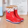 Botas de lluvia nuevas Zapatos impermeables para mujer Zapatos de goma Botas de lluvia de moda cálidas para mujer de altura media para adulto Antideslizantes para cocina trabajo Botas de lluvia