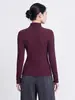 Top Miyake de color liso con pliegues y manga larga, textura de grano de maíz, cuello semi-alto, elástico, corte ajustado, camiseta versátil