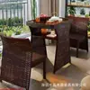Juego de mesa y sillas de ratán para exteriores, de tres piezas, para uso doméstico, apto para balcones, patios y jardines; una combinación de silla de ratán simple y elegante que también es móvil