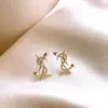 Pendientes de serpiente pequeños enroscados con letra de diamante estilo fragante pendientes de diseño de temperamento y moda pendientes de lujo ligero de moda para redes sociales venta al por mayor
