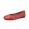 Zapatos de vestir de boca baja con remaches estilo punk de 1 cm al por mayor Modelo de comercio exterior 2027 Nuevos Zapatos planos slip-on de cuero con punta redonda para mujer