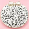 Contas Acrílicas do Alfabeto Inglês com Fundo Branco e Letras Pretas, Contas Redondas Planas, Pulseira DIY, Corrente para Celular, Contas Soltas, Acessórios para Joias