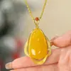 Pingente de Cera de Abelha Amarelo Gelo Banho de Ouro Cobre Dourado Sand Gold Vietnamita Pingente Gota d'Água Manteiga de Frango Corrente de Clavícula Elegante Venda por Atacado Transfronteiriça para Transmissão ao Vivo