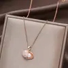 Versão coreana estilo Ins do novo colar de concha de pérola para mulheres, design único, popular nas redes sociais, joia simples de aço titânio