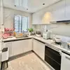 Fabricante de armários de cozinha personalizados, painéis de madeira maciça de grau ENF, armários inferiores, bancadas de quartzo, armários de parede e armários de cozinha personalizados para armazenamento