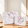 Sacolas de presente florais vermelhas estilo europeu podem ser impressas com logotipos, disponíveis em vários tamanhos, com um toque de luxo, espessadas e adequadas para lembrancinhas de festas festivas.