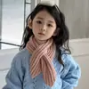Bufanda acanalada de color liso cruzada para niños, calentador de cuello decorativo versátil para niños y niñas, bufanda cálida de otoño e invierno para bebé