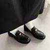 Mocassins de Couro Bovino Super Estilosos e de Alta Qualidade com Design de Moeda para o Dia a Dia, Coleção Primavera 2026, Salto Baixo Bloco, Bico Redondo, Couro Genuíno, Sapatos de Corte Profundo Únicos para Mulheres