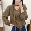 Elegante Camisa de Manga Longa com Decote V e Laço para Mulheres, Nova Blusa Curta Outono 2026 para Mulheres Baixas, Top Versátil que Reduz a Idade