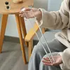 Este es un rascador de espalda portátil y extensible para uso doméstico, diseñado para aliviar la picazón en todo el cuerpo sin necesidad de que nadie más ayude.