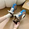 Tênis de cadarço estilosos com plataforma para mulheres, color block, para estudantes, outono 2026, tênis de treino alemão, tênis casuais, tênis de skate em amarelo e azul