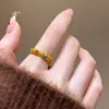 Anillo de Filigrana Cortada con Esmalte Dorado Arena Mismo Estilo de Puzuo Gold Shop para Mujer, Lujo Accesible y Sentido de Alta Gama, Anillo Versátil para Novia