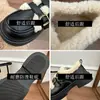 Mocassins de Pelúcia com Solado Grosso Estilo Britânico Feminino 2026 Outono/Inverno Novos Sapatos Quentes de Algodão com Pelo Estilo Japonês Retro Sapatos Pequenos de Couro