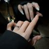Anillo de cristal negro con estilo geométrico frío, diseño de nicho, personalidad de moda, sensación avanzada, anillo abierto, moda femenina popular en Internet.