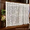 Cortinas translúcidas com franjas na barra inferior em padrão de rosas, cortinas translúcidas de tricô por urdume em estilo pastoral, cortinas brancas com passagem para varão para a cozinha, sem necessidade de furar
