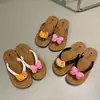 Chanclas antideslizantes cómodas de playa Hello Kitty para mujer, calzado exterior de verano 2026, sandalias planas de playa con lazo