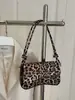 Bolso Pequeño de Piel de Alta Gama para Mujer Nuevo Estilo Primavera 2026 Estampado de Leopardo Marrón Bolso Cuadrado Pequeño Bolso Cruzado al Hombro Estilo Trendy de Chica Popular