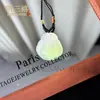 Calcedonia Buda Mitad Aceite Verde Feliz Buda Maitreya Colgante de Jade Mitad Montaña Mitad Agua Colgante de Jade Nuevo Estilo Chino Paisaje Marca Colgante de Guanyin