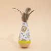 Brinquedo de gato tipo copo feito de madeira de faia com penas e sinos, brinquedo de bastão de gato para brincadeira autônoma de animal de estimação