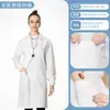 Batas blancas de manga corta de alta calidad, resistentes a las arrugas, adecuadas para entornos médicos, de laboratorio y de servicio de alimentos.. Personalizable con logotipos. Venta al por mayor disponible a precios reducidos para pedidos grandes