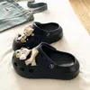 Song Xiaoke 2026 Modelo Nuevo para Aumentar la Altura Suela Gruesa Simples Casuales EVA Puntera Cerrada Zuecos para Mujeres y Parejas para Uso al Aire Libre