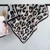 Pañuelo pequeño cuadrado de algodón y lino con estampado paisley en blanco y negro para mujer, adecuado para primavera, otoño e invierno, pañuelo para el cuello