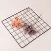 Decoración de hotel boutique: 4 orquídeas artificiales pequeñas y elegantes, flores de seda, flores artificiales y plantas verdes, creando un arreglo floral de lujo ligero, de pie y que no requiere mantenimiento.