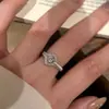 Anillo de Flor de Rosa Cepillada de Lujo Ligero y de Alta Gama, Nicho de Moda Retro, Exquisito Anillo Versátil para el Dedo Índice con Circonita Microincrustada