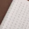 Caderno de Prática de Caligrafia em Rolo Longo do Sutra Budista da Vida Infinita em Letra Regular Pequena do Calígrafo Lin Zexu da Dinastia Qing, Usando um Pincel para Traçar Caracteres Vermelhos
