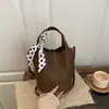 Bolso Cubo de Seda de Alta Gama 2026 Otoño e Invierno Nuevo Estilo Simple Versátil Moda Casual Bolso de Hombro Cruzado de Mano