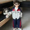 Conjunto de Roupas de Outono para Meninos 2026 Novo Lindo Charmoso Jaqueta para Bebê Menino Cardigã com Capuz Estilo Coreano Conjunto Esportivo Duas Peças para Crianças