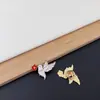 Broche Pomba da Paz, Símbolo da Paz, Pequena Flor Vermelha, Crachá de Estudante Feminina, Alfinete de Prêmio, Lenço de Roupa, Acessório de Lapela