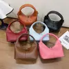 Bolsa de Dumpling Portátil de Nicho Transfronteiriça para Mulheres 2025 Nova Versátil Bolsa de Axila Simples e Estilosa Bolsa Transversal com Alça de Corrente