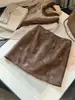 Falda corta de gamuza bordada con cuentas retro para mujer, nueva de otoño/invierno, de cintura alta, adelgazante, línea A, anti-exposición, que cubre la cadera