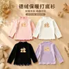 Atacado de camisetas de base forradas com fleece para meninas de comércio exterior, com acabamento franzido em cor contrastante, gola semi-alta e camisetas de manga longa com desenhos para vestuário infantil
